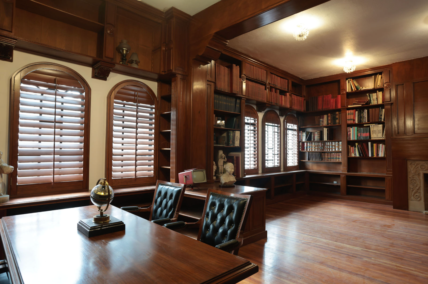 Biblioteca y sala de juntas del despacho